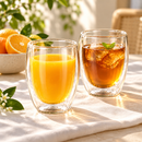 Copos de vidro duplo com suco de laranja e chá gelado